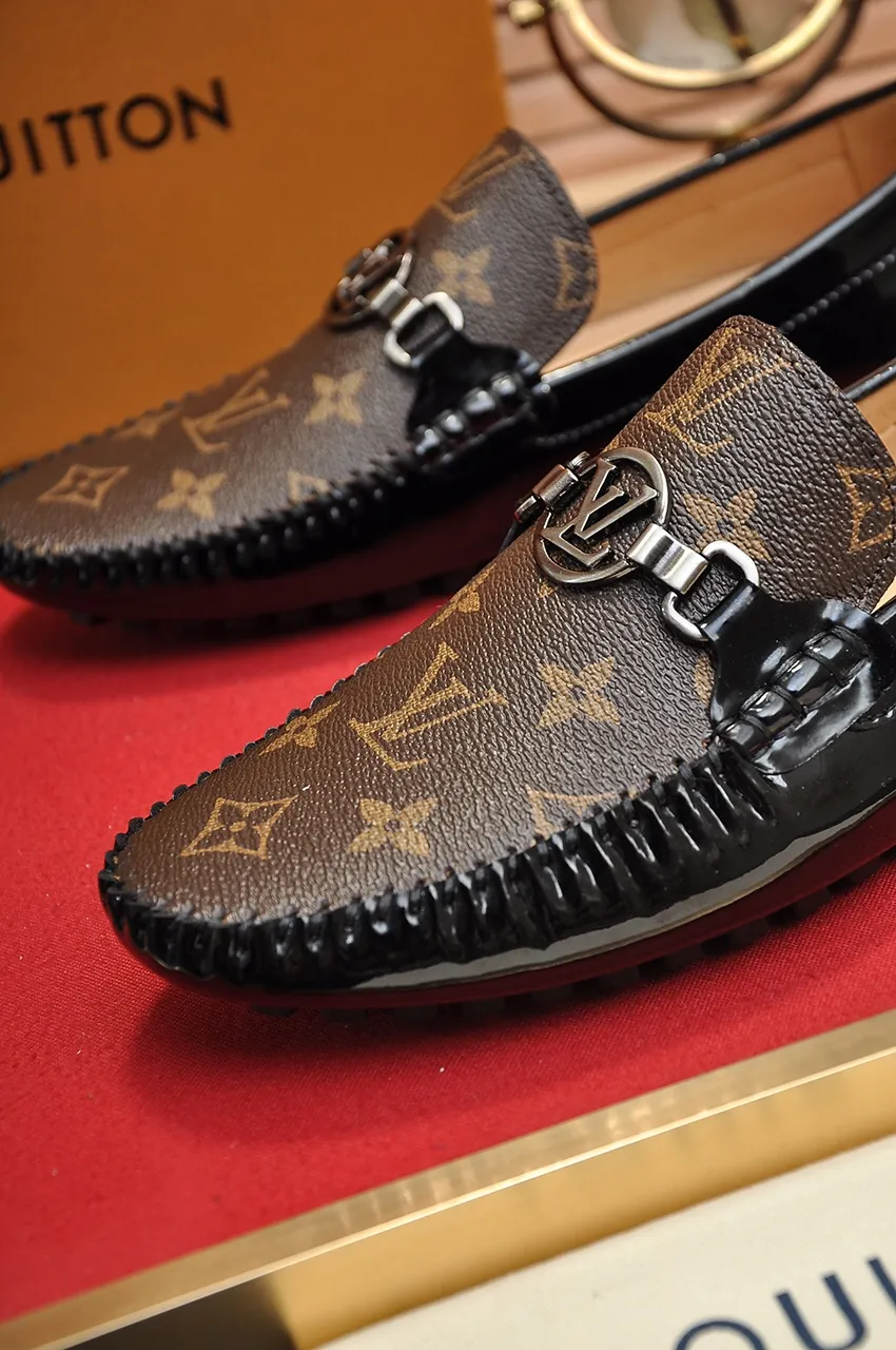 Men's men's shoes 💰420💶 [LV Doudou shoes] (water-dyed cowhide lining) new model is on the market, available on the official website. The new Doudou shoes are processed into single-color materials, and the uppers are made of imported horsehide leather. The body of the shoe is fully hemmed with mark thread, and is lined with imported original cowhide leather. The elegant shoe shape is super suitable for all-matching, and the size is 38-44.
